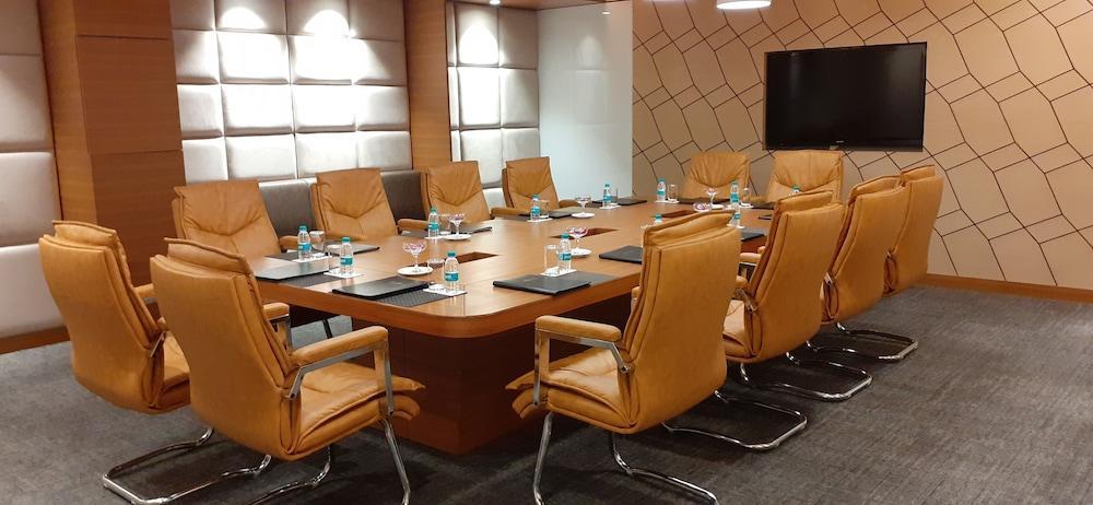 Ramada By Wyndham Jalandhar City Center Extérieur photo