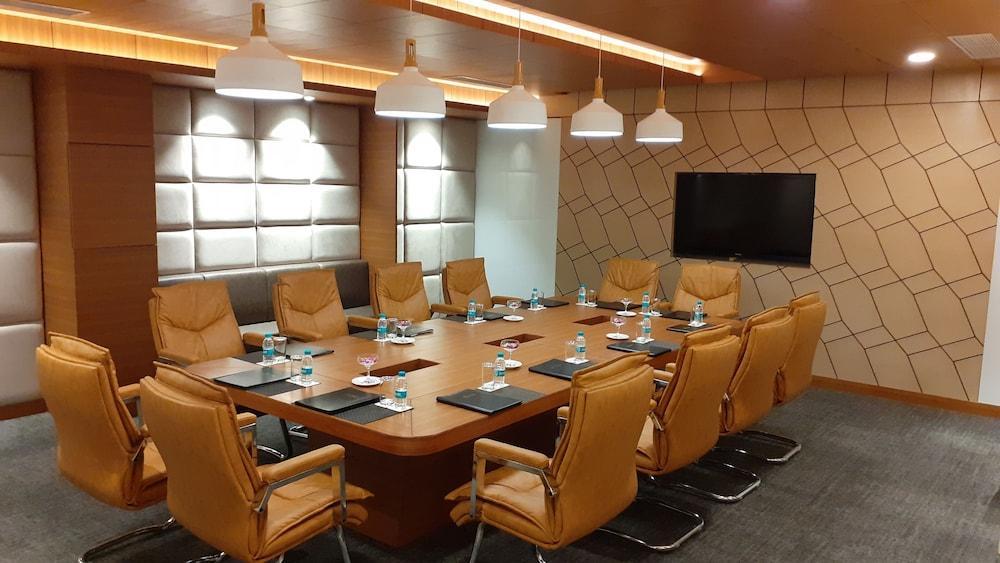 Ramada By Wyndham Jalandhar City Center Extérieur photo