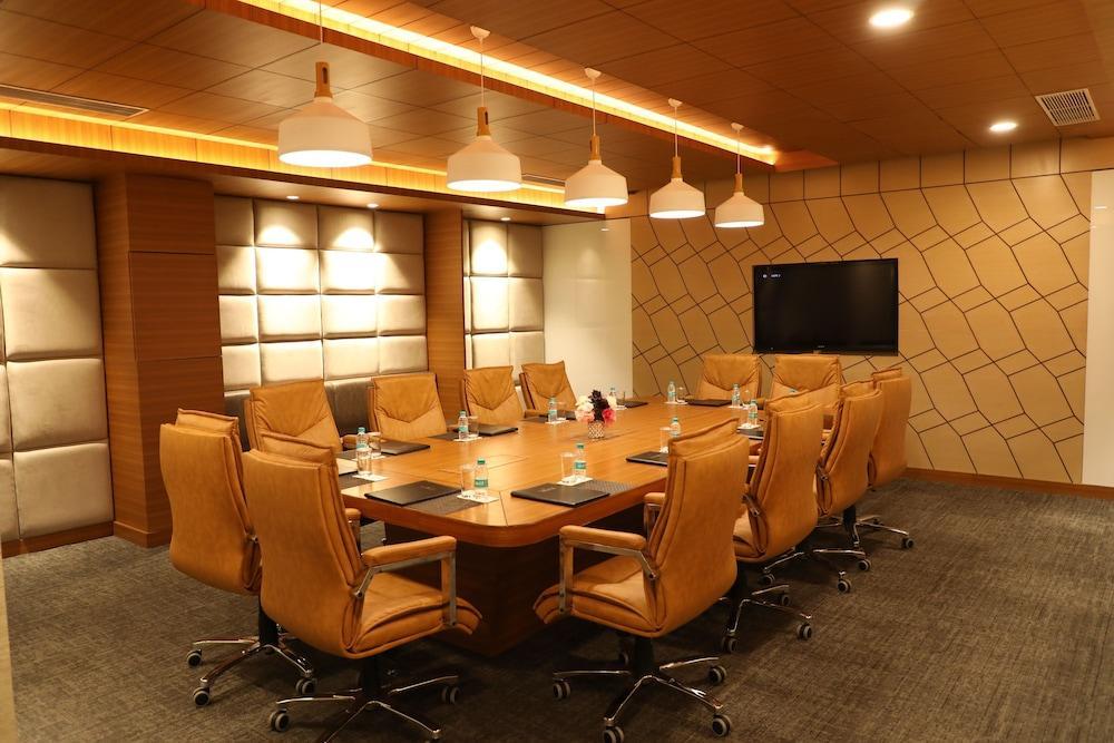 Ramada By Wyndham Jalandhar City Center Extérieur photo