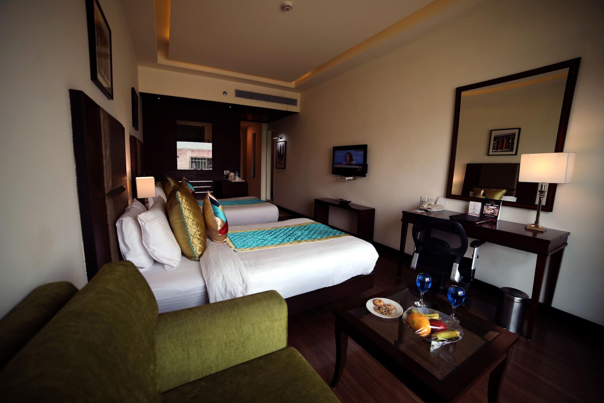 Ramada By Wyndham Jalandhar City Center Extérieur photo