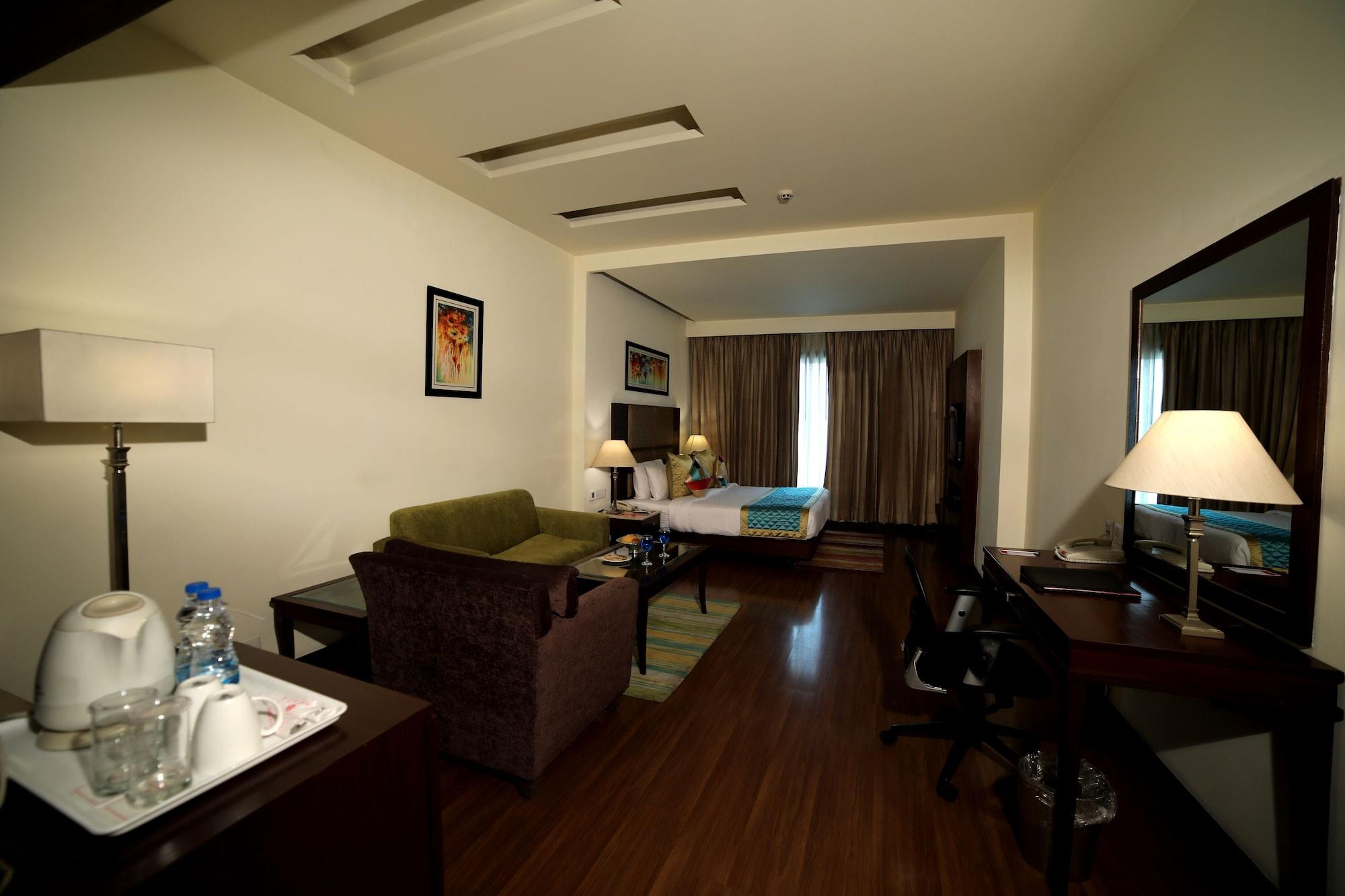 Ramada By Wyndham Jalandhar City Center Extérieur photo
