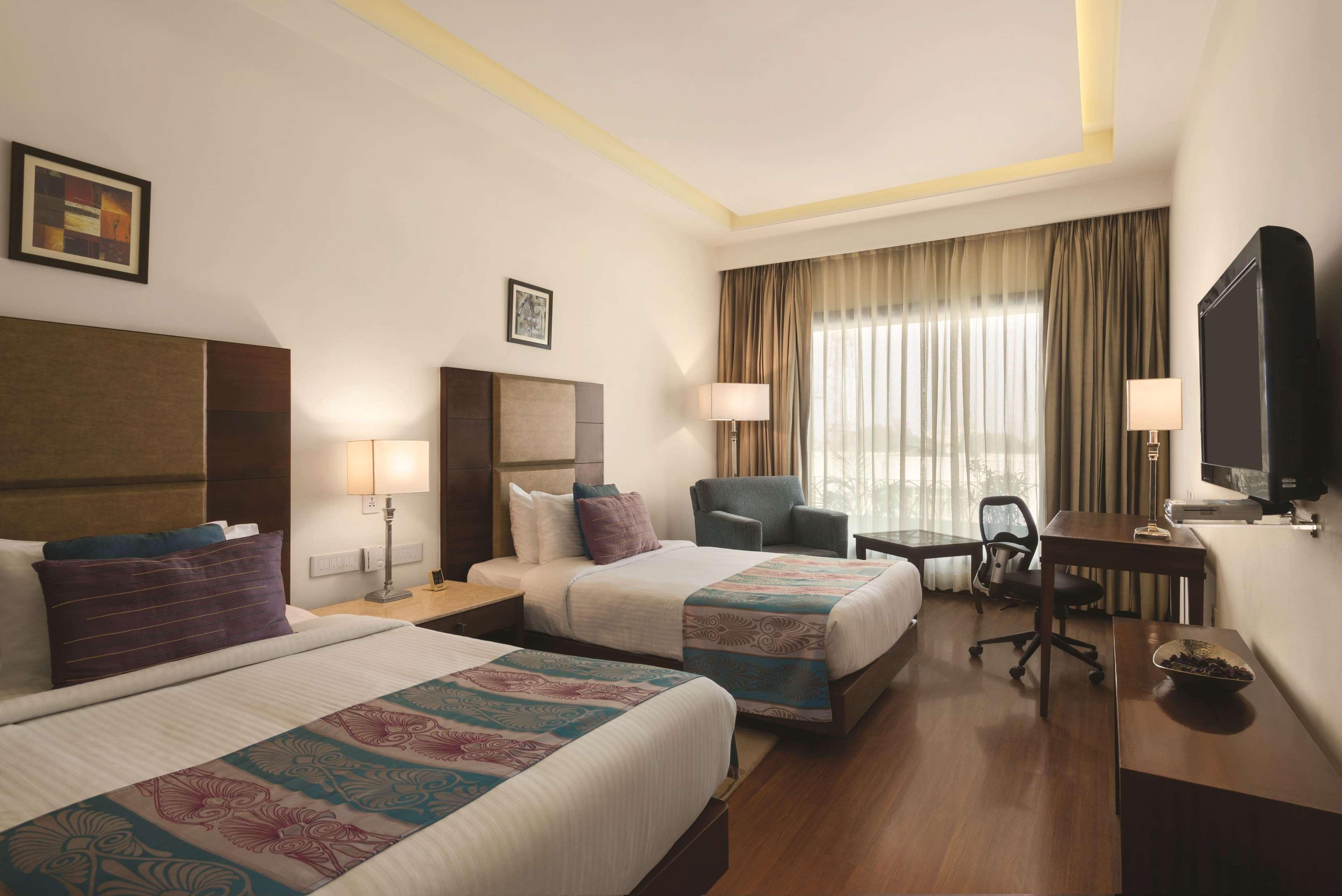 Ramada By Wyndham Jalandhar City Center Extérieur photo