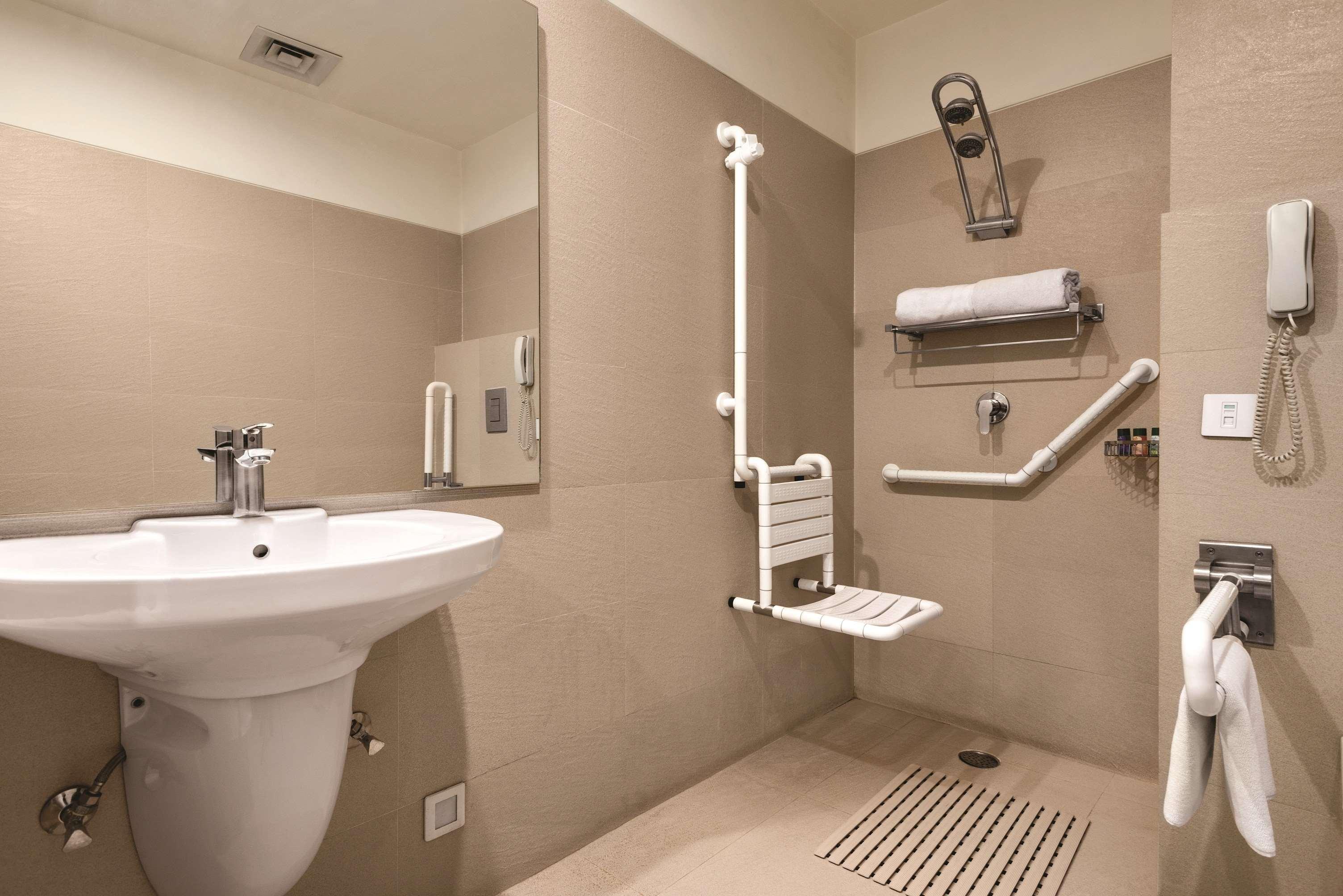 Ramada By Wyndham Jalandhar City Center Extérieur photo