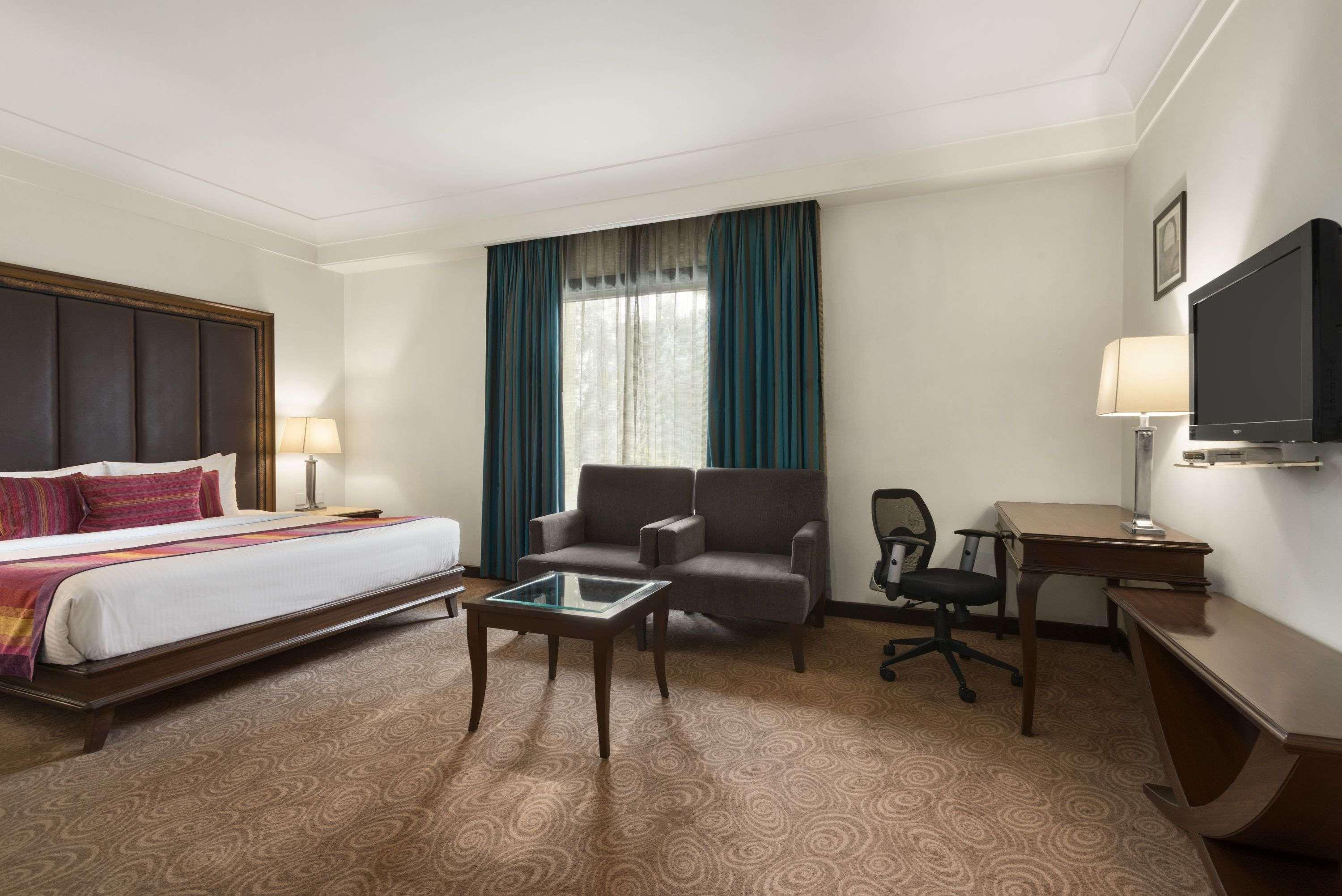Ramada By Wyndham Jalandhar City Center Extérieur photo
