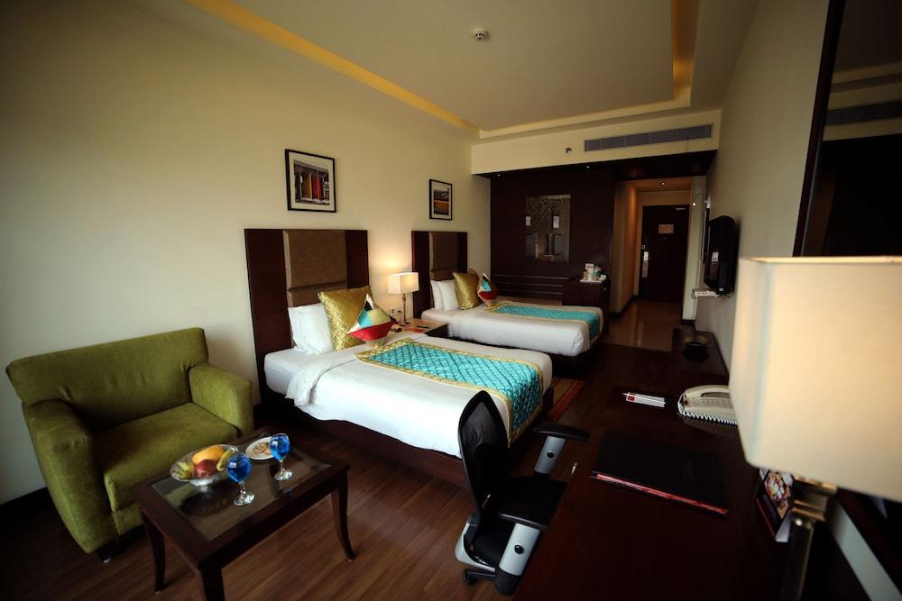 Ramada By Wyndham Jalandhar City Center Extérieur photo