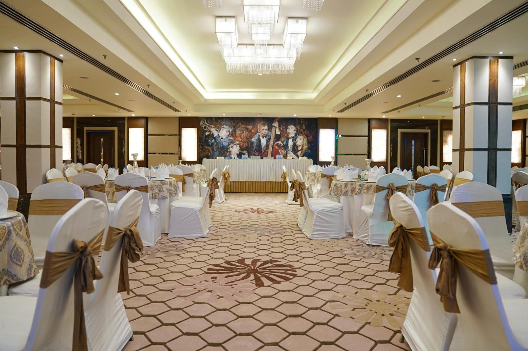 Ramada By Wyndham Jalandhar City Center Extérieur photo