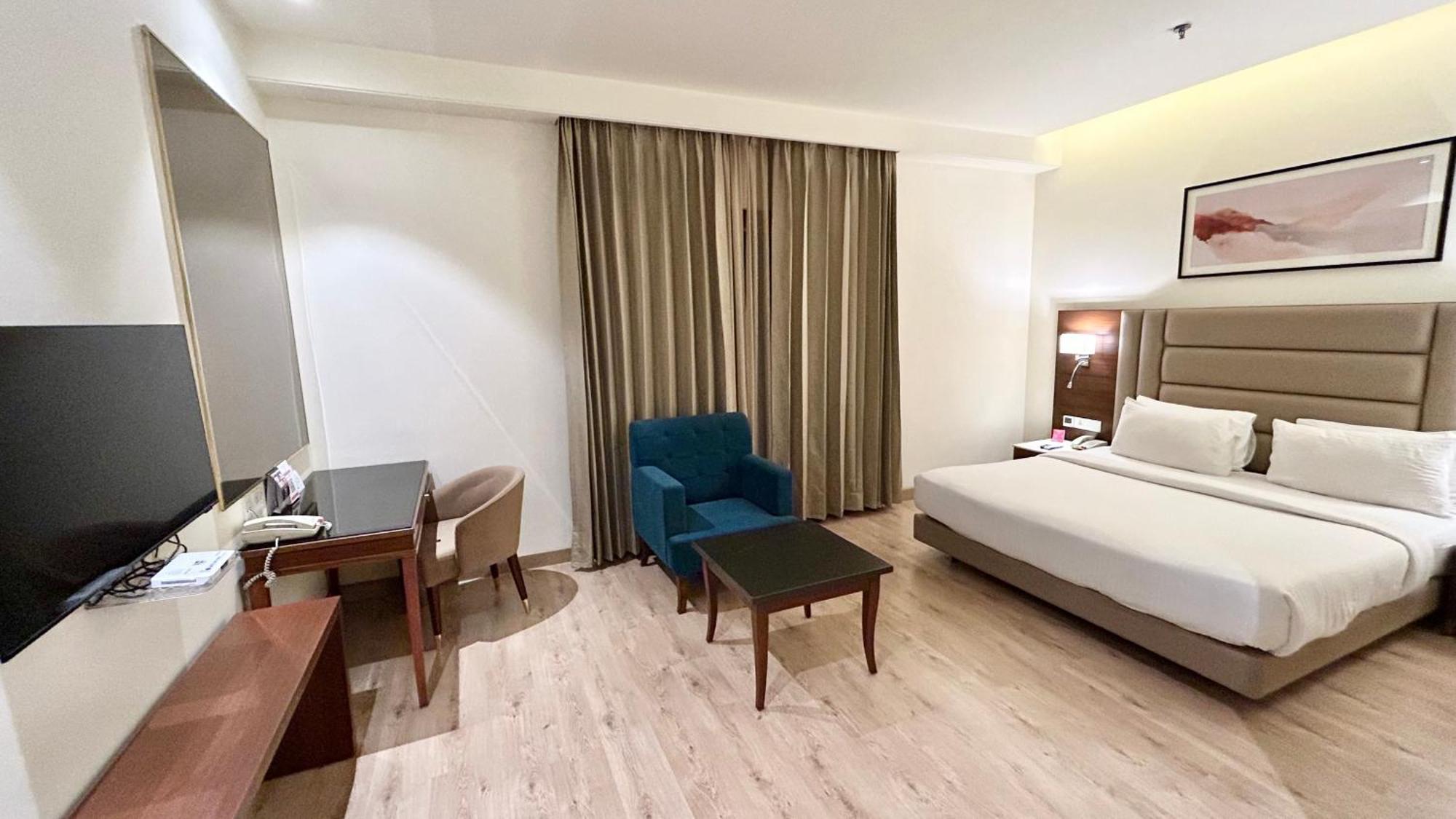 Ramada By Wyndham Jalandhar City Center Extérieur photo
