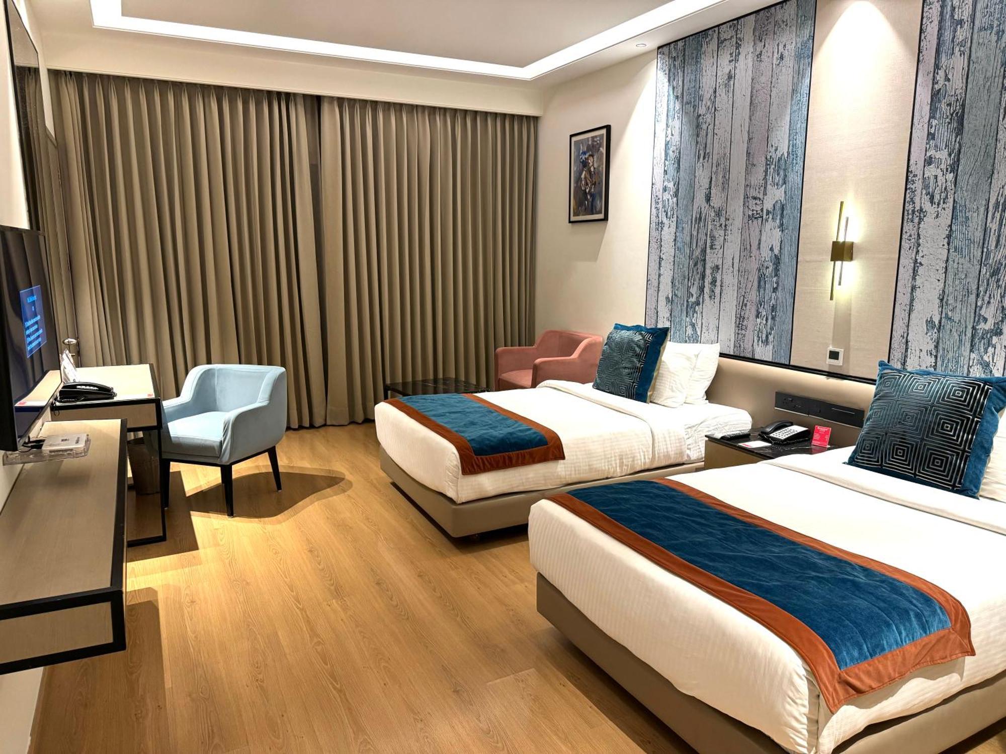 Ramada By Wyndham Jalandhar City Center Extérieur photo