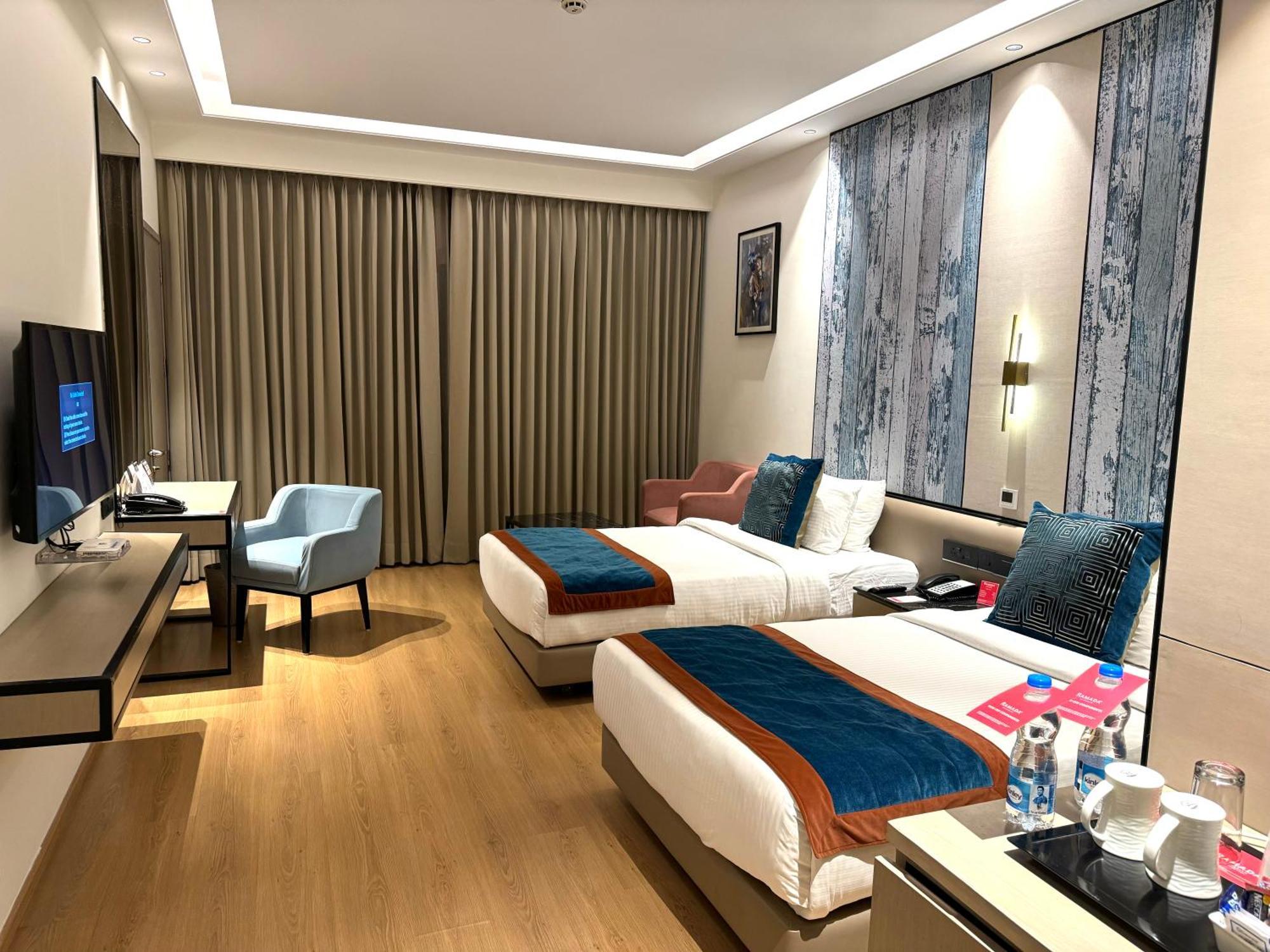 Ramada By Wyndham Jalandhar City Center Extérieur photo