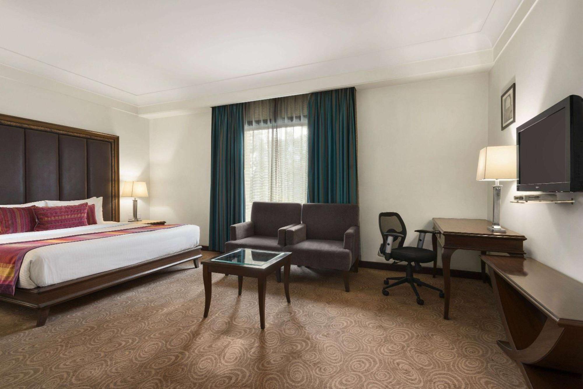 Ramada By Wyndham Jalandhar City Center Extérieur photo