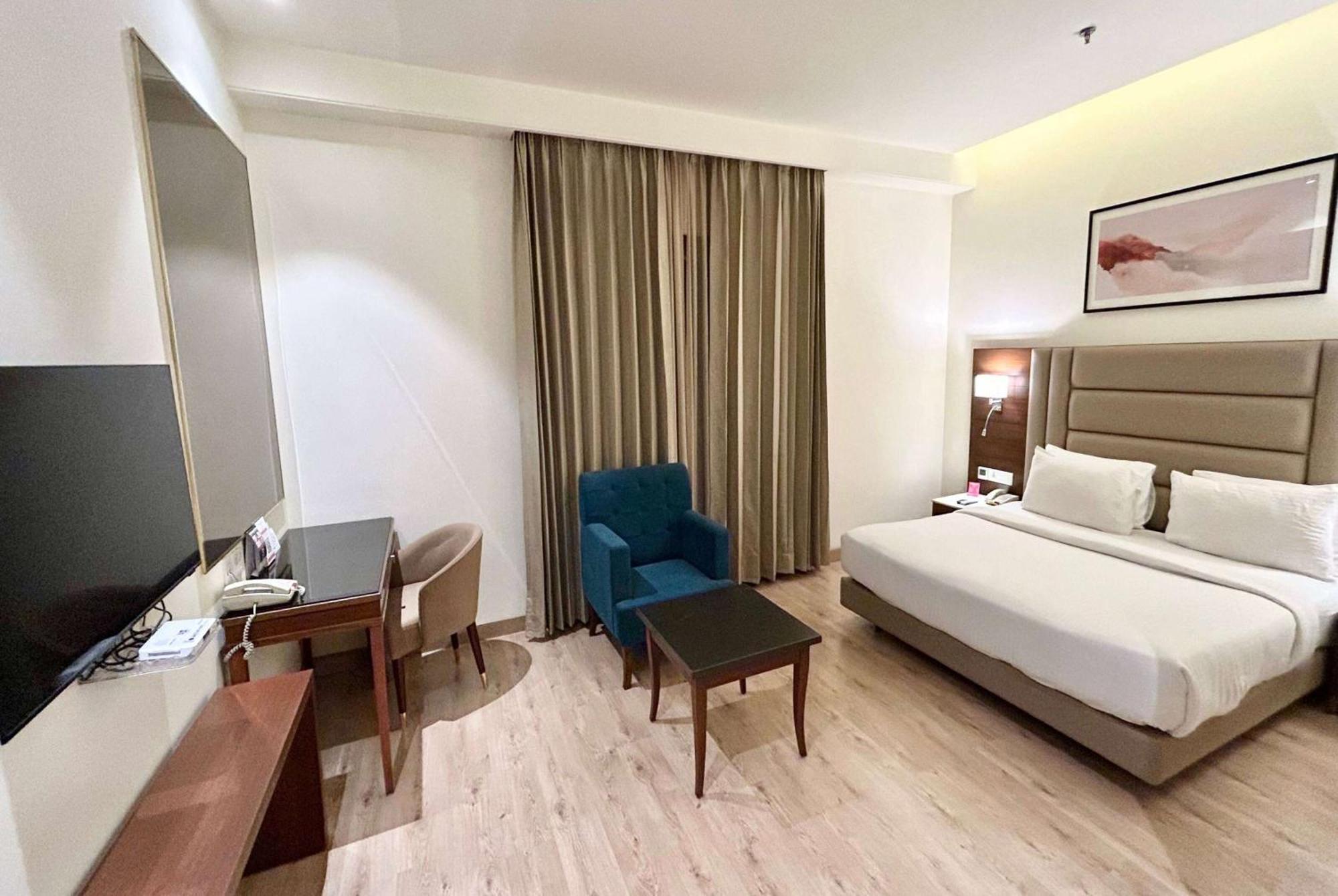 Ramada By Wyndham Jalandhar City Center Extérieur photo