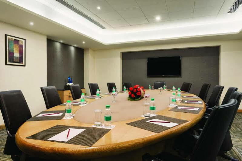 Ramada By Wyndham Jalandhar City Center Extérieur photo
